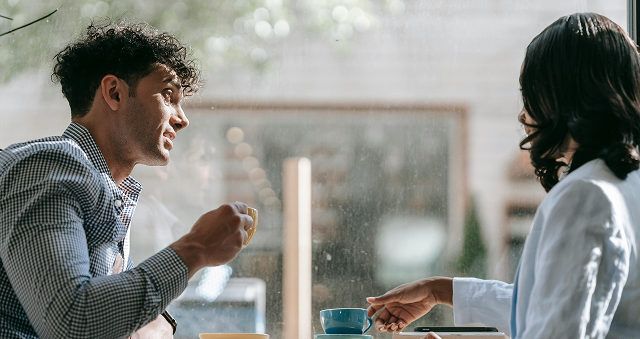 Personas conversando con café