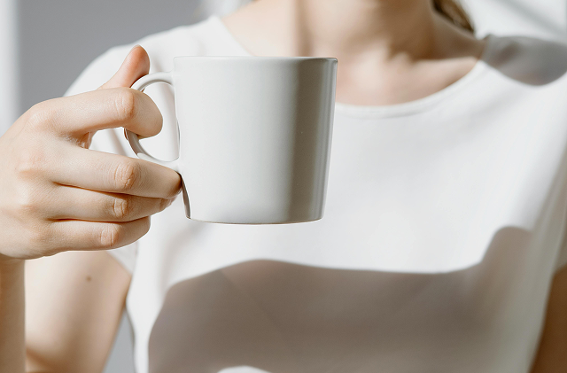 Persona sosteniendo una taza