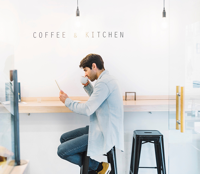 Persona tomando café